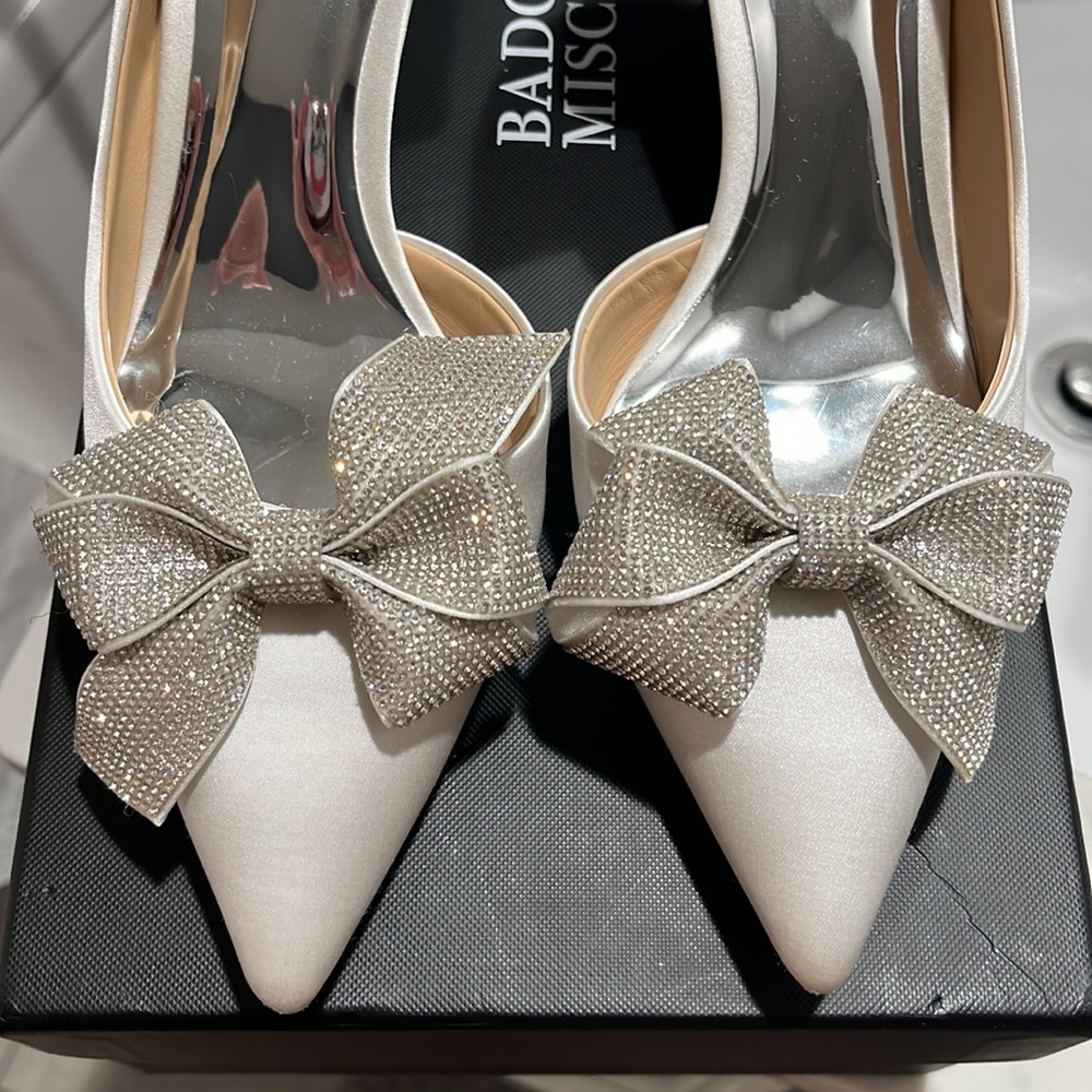 👑 Badgley Mischka Meilani bow kitten heels